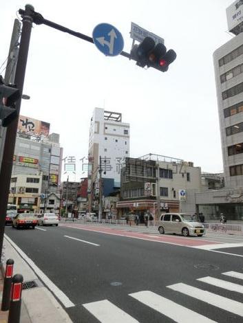 幅広い公道沿い