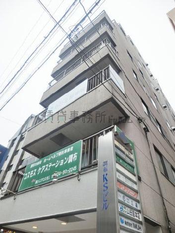 前面歩道から見上げた外観