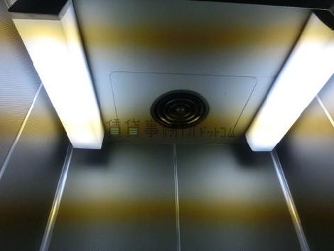 エレベーター内の天井です