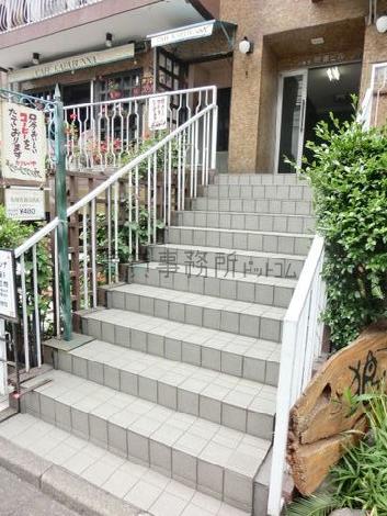 入口前の階段