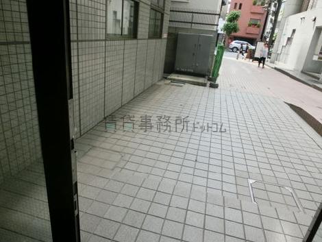 エントランスから正面玄関の様子