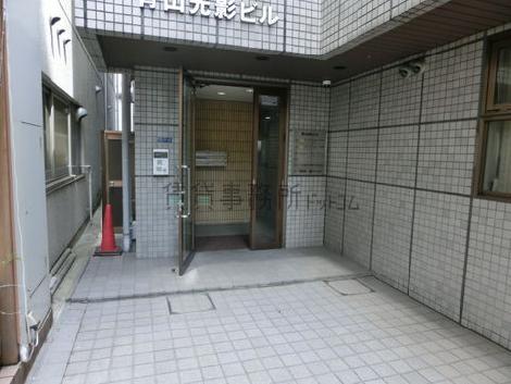 奥まった位置にある正面玄関