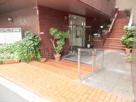 スロープの設置された玄関回り