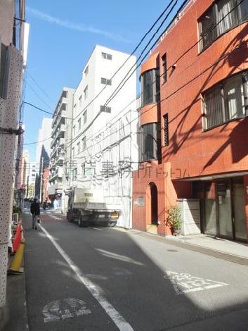 築地駅へ向かう公道です