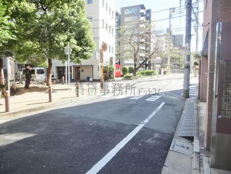比較的静かな環境の玄関前通り
