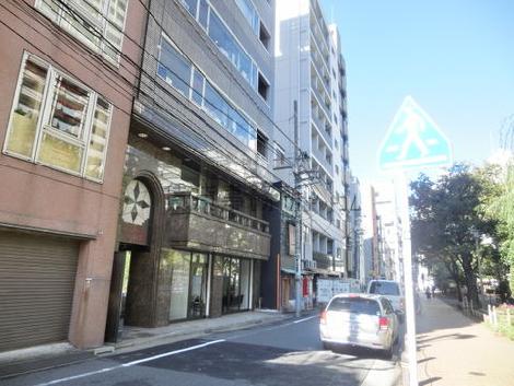 銀座一丁目駅方面へ向かう通りです