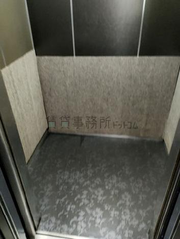 エレベーター内部