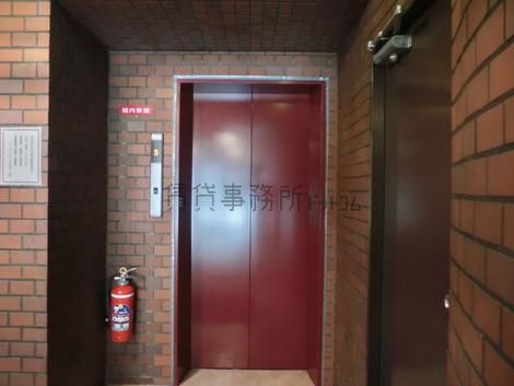 奥部にエレベーターが設置されています