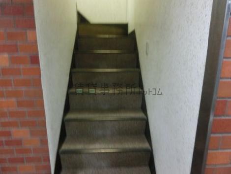 ビル内階段です