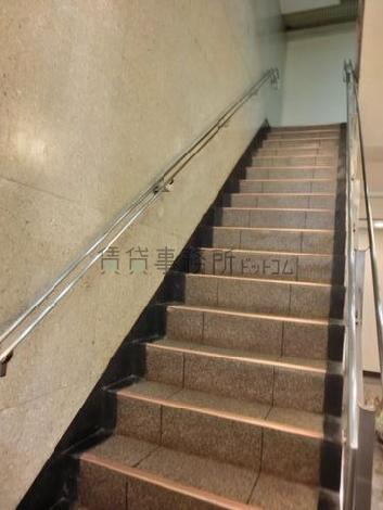 非常用階段は建物の中にございます