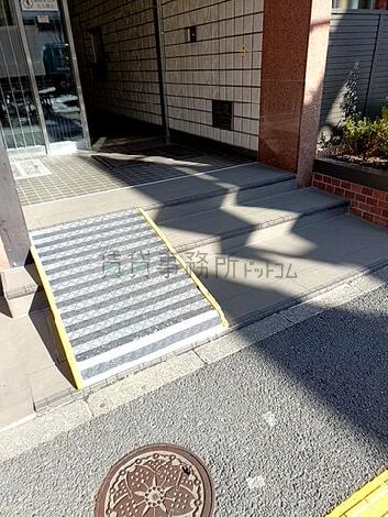 正面玄関前　階段