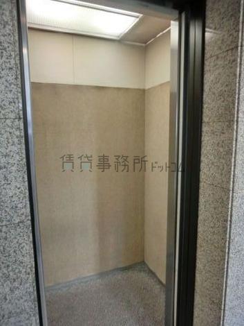 エレベーター内部