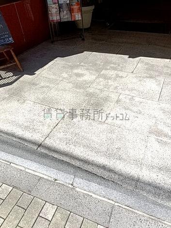 正面玄関前　段差