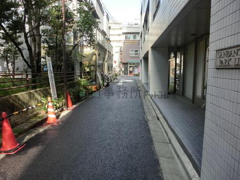 玄関前は綺麗に舗装されています