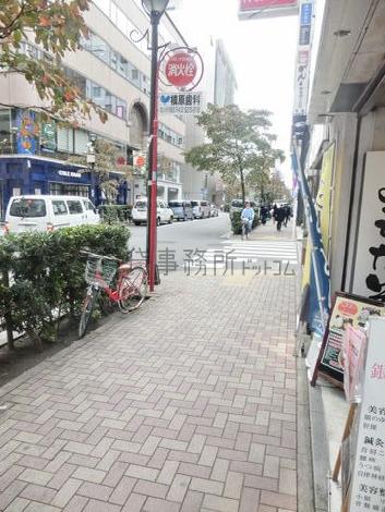 綺麗に舗装された玄関前の歩道