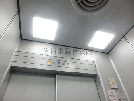 エレベーター内の天井照明