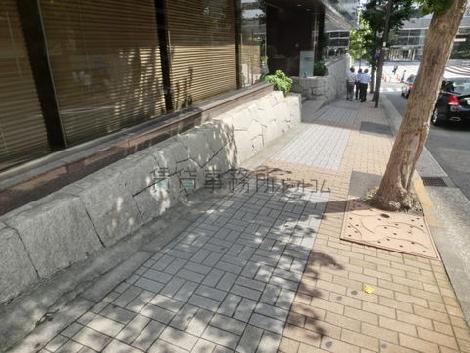 歩道沿いはガラス窓が設置されています