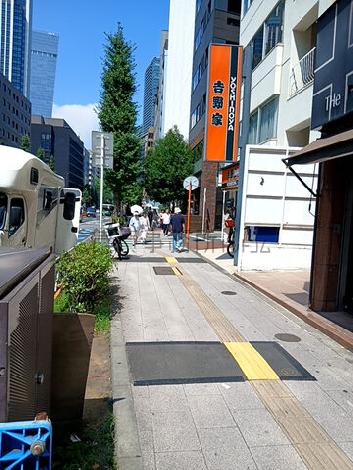 建物前の歩道