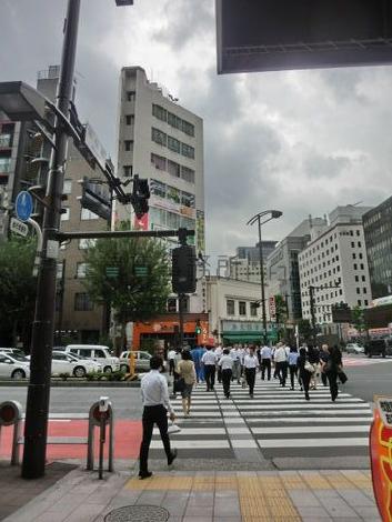 正面は交差点です