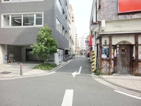 ビル横の脇道