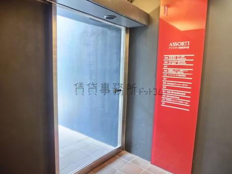 エントランス内の案内板は赤く目立ちます