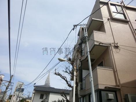 閑静な雰囲気の町並みに建っています