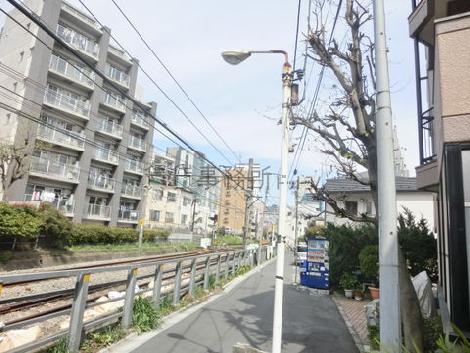 小田急線の線路沿いです