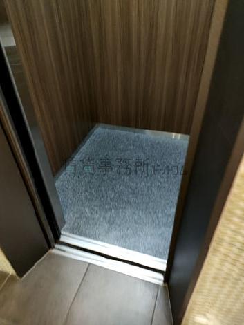 エレベーター中