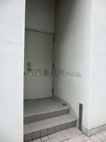 建物横にある裏口です