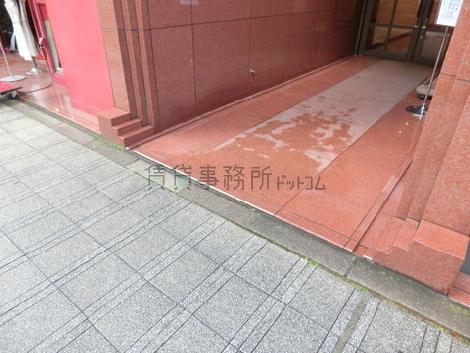 フラットな床面