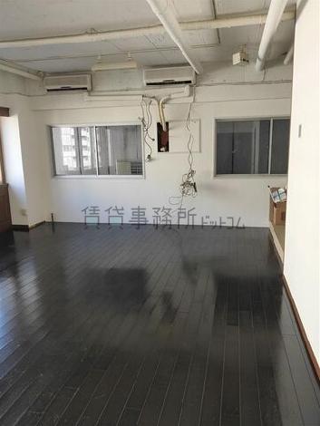 青山台ビルの室内