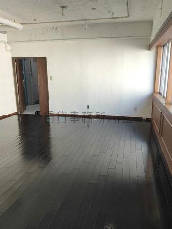 青山台ビルの室内