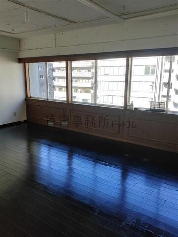 青山台ビルの室内