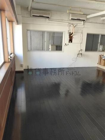 青山台ビルの室内