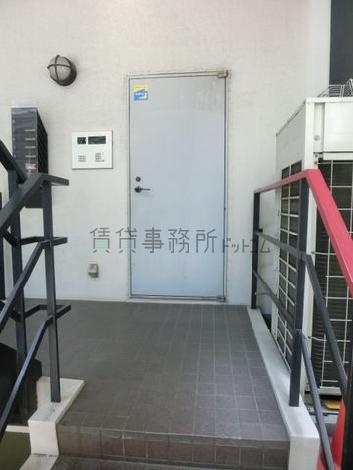 外階段上から入室出来ます