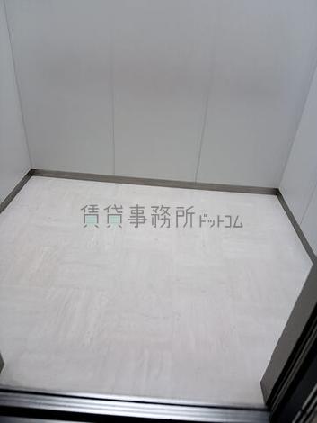 エレベーター内部