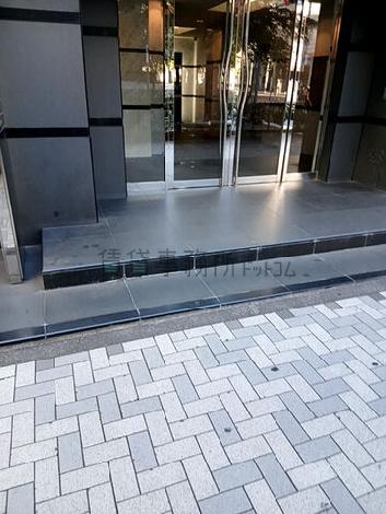 正面入口段差有り