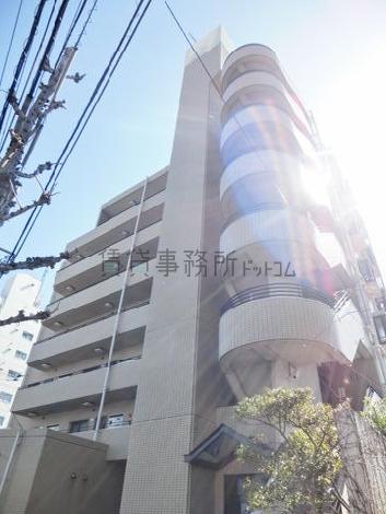 歩道から見上げた外観