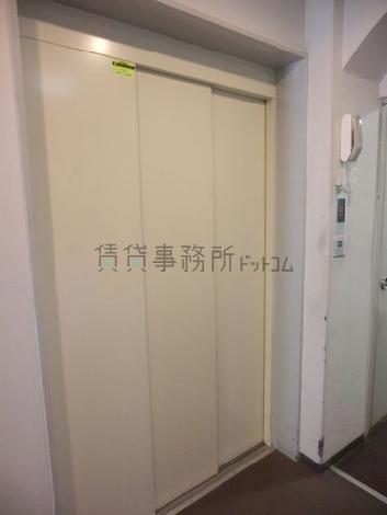 奥にエレベーターがあります