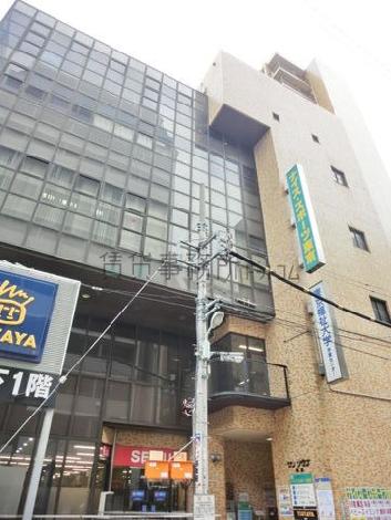 ガラス面で構成された西面