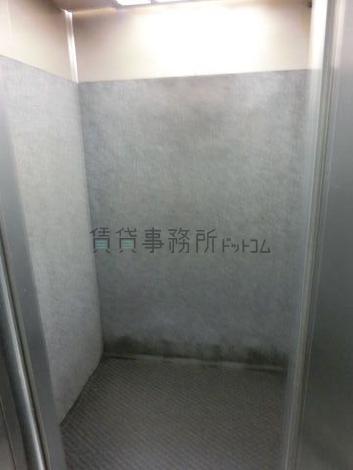 エレベーターの中です