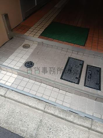 正面玄関前　段差