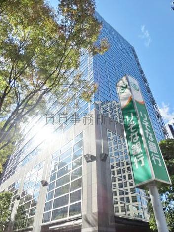周囲の風景が反射します