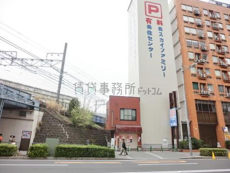 近くに鉄道も通っています。