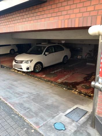 ビル１階駐車場