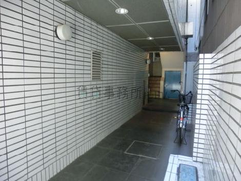 突き当りを左に曲がるとエントランスがあります