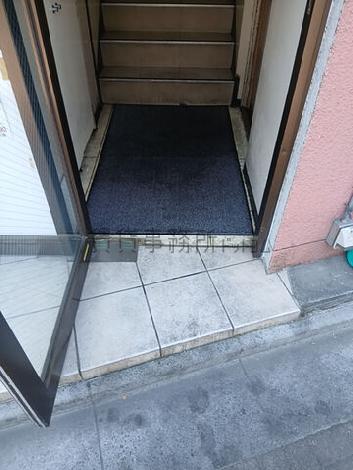 正面玄関前　段差