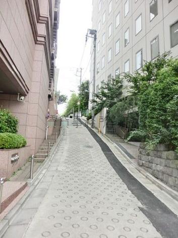 隣接する脇道