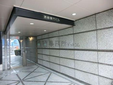 入口前はグレーの石材で覆われた落ち着いた空間