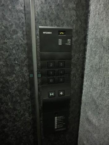 エレベーター内のスイッチを撮影